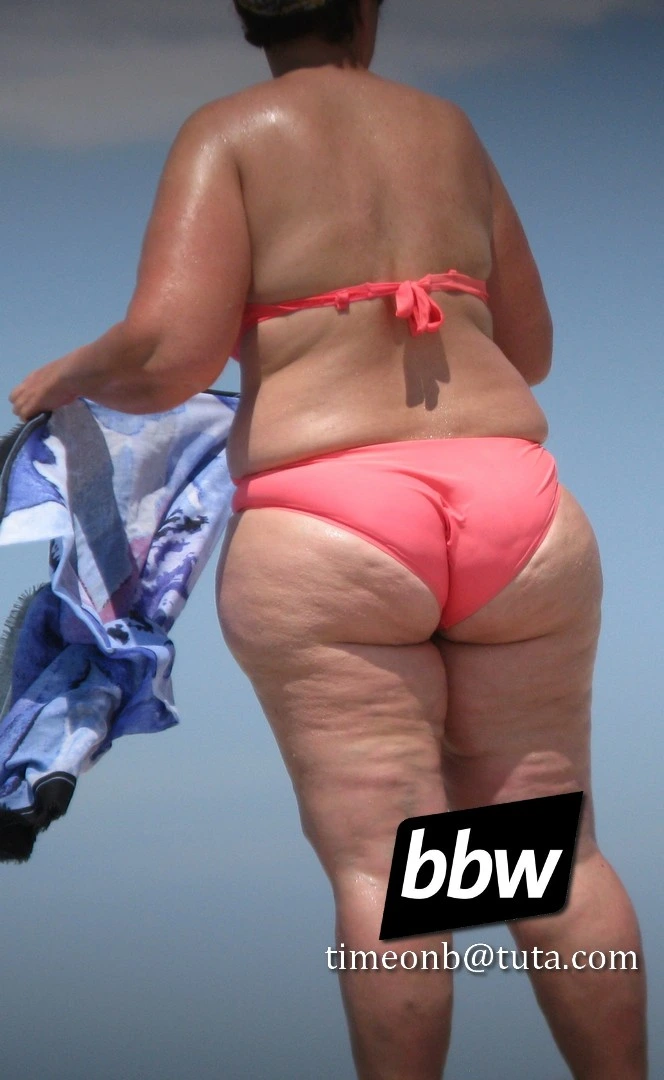 Huge cellulite butt MILF beach candid MILF with huge cellulite butt in tiny bikini at the beach candid voyeur